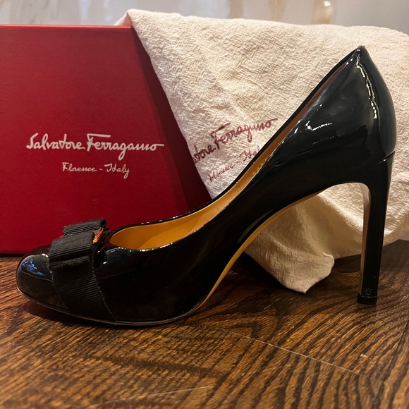 Salvatore Ferragamo Leather Bow Accent Pumps - Picture 2 of 12